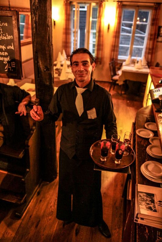 Mitarbeiter des Ristorante Bänksken beim Servieren