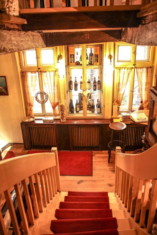 Warmer, holzgeprägter Innenraum des Ristorante Bänksken