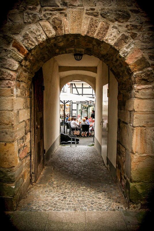 Historischer Torbogen als Eingang zur Terrasse