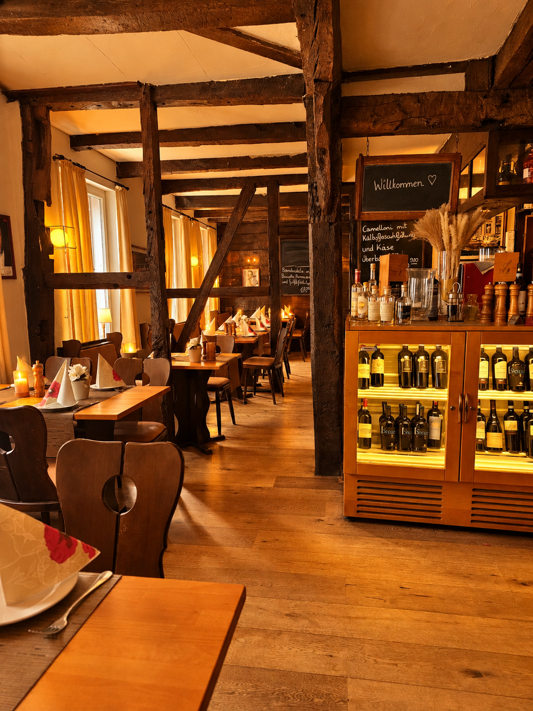 Gemütlicher Gastraum des Ristorante Bänksken mit historischem Fachwerk und gedeckten Tischen